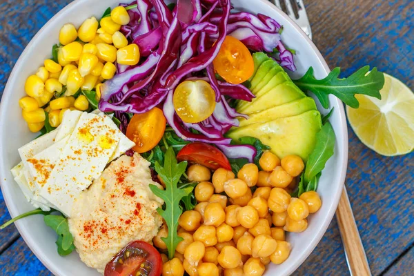 Vegan salade met hummus, tofu, kikkererwten en groenten. — Stockfoto
