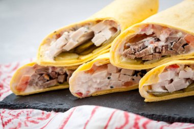 Lezzetli tortilla saran karanlık kayrak üzerinde çeşitli