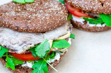 Çavdar topuz, sığır eti ve sebze ile sağlıklı sandviç