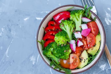 basit bir sebze salatası ile kase 