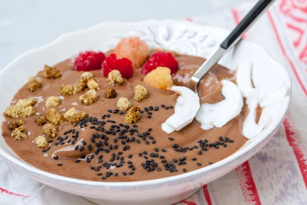 Chocolade smoothie kom havermout, sesamzaadjes en frambozen voor het ontbijt — Stockfoto