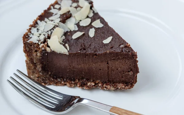 Σοκολάτα raw vegan κέικ με καρύδια, σύκα και χαρουπιού. — Φωτογραφία Αρχείου