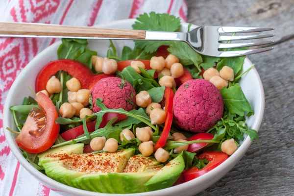 Vegan salade met falafel en groenten. — Stockfoto