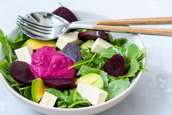 Salade met bieten, tofu en avocado. — Stockfoto