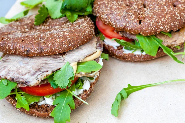 Sanduíche saudável com pão de centeio, carne bovina e legumes — Fotografia de Stock