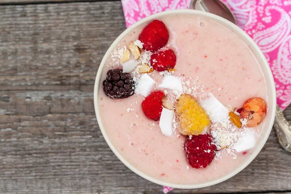 Bol à smoothie rose aux framboises et noix de coco . — Photo