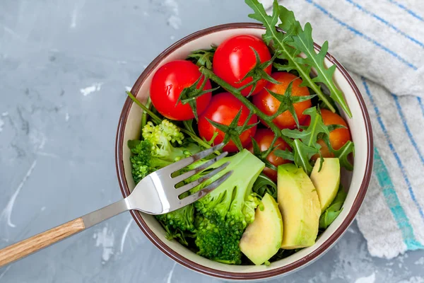 Tigela com uma salada de legumes simples — Fotografia de Stock