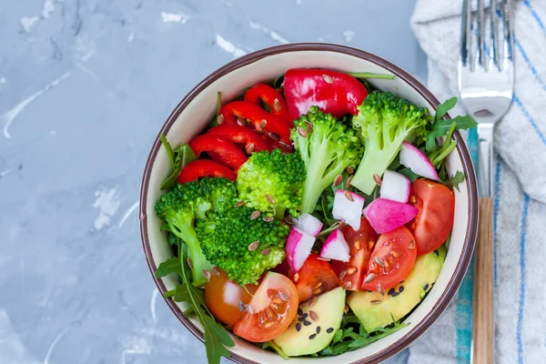Tigela com uma salada de legumes simples — Fotografia de Stock