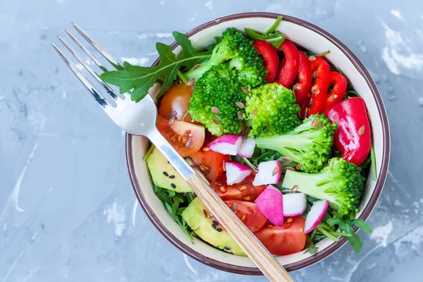 Tigela com uma salada de legumes simples — Fotografia de Stock