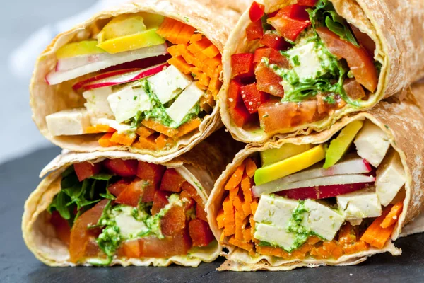 Gesunde vegane Salattortilla-Wraps mit Tofu und Gemüse. — Stockfoto