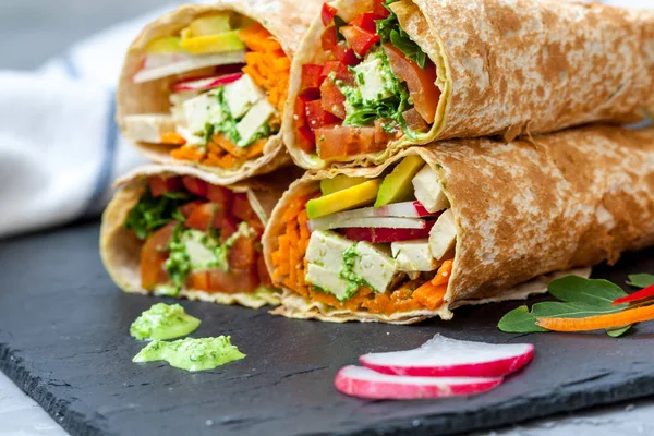 Gesunde vegane Salattortilla-Wraps mit Tofu und Gemüse. — Stockfoto