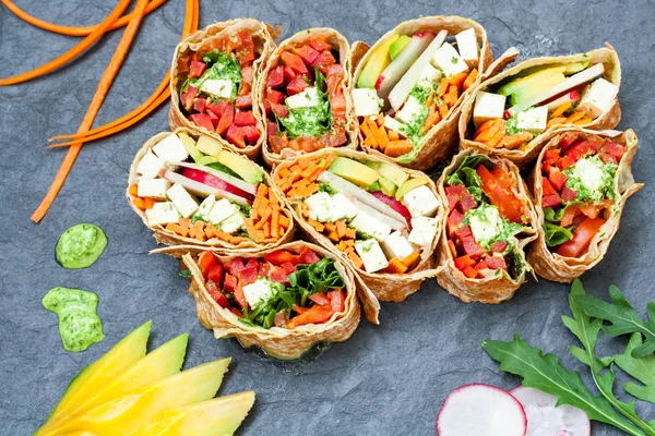 Gesunde vegane Salattortilla-Rollen mit Tofu und Gemüse. — Stockfoto