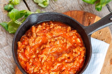 bir tavada makarna bolognese.