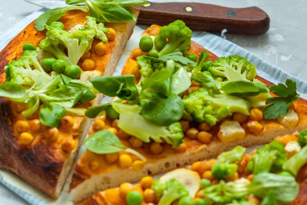 Vegan pie with chickpeas and broccoli. — Stock Photo, Image