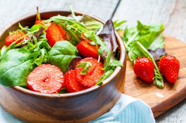 Yaz parlak çilek salatası.