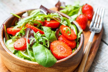 Yaz parlak çilek salatası.