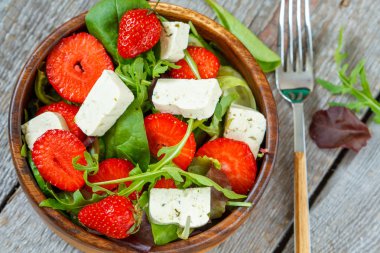 Vejetaryen tofu ve çilek salatası.