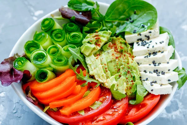 Πολύχρωμο καλοκαίρι vegan σαλάτα με τόφου και τα λαχανικά. — Φωτογραφία Αρχείου