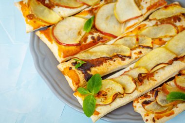 Apple, nane ve tarçın ile kırmızı puffs.