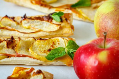 Apple, nane ve tarçın ile kırmızı puffs.