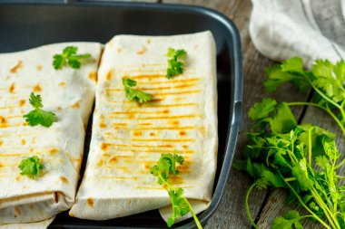 Vejetaryen burrito sarar fasulye, avokado ve ızgara tava beyaz peynir