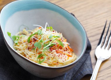 Bahar diyet lahana salatası (lahana salatası).