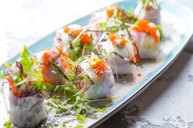 Bitkisel havyar ile pirinç kağıt rulo. 