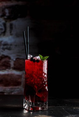 Nane ile Berry (Frenk üzümü) limonata