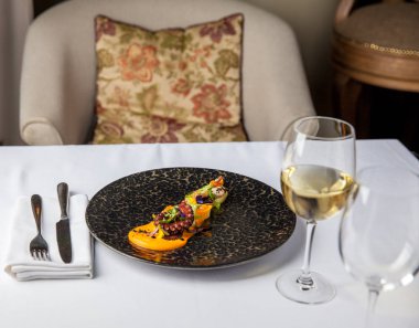 Bir ahtapot bir mango püresi üzerinde tentacles