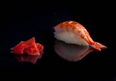 Karides suşi siyah bir zemin üzerine.