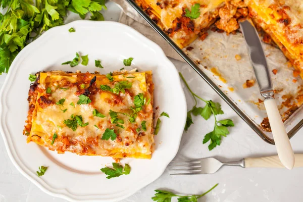 Pezzo di lasagne di carne tradizionale italiana — Foto Stock