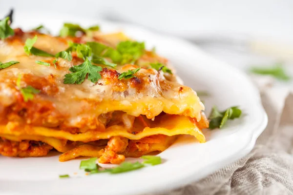 Stück traditionelle italienische Fleisch-Lasagne — Stockfoto