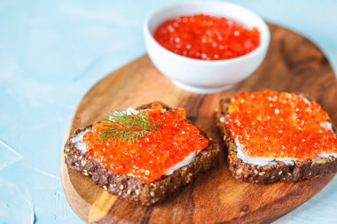 Sandviç kırmızı somon havyar ile