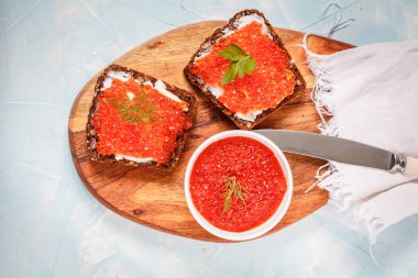 Sandviç kırmızı somon havyar ile