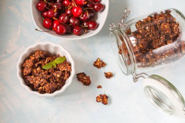 Çikolata müsli ve kiraz ile güler yüzlü kase