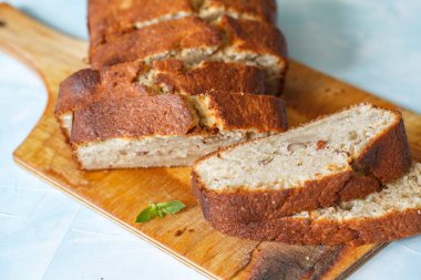 Bir ahşap tahta üzerinde muz ekmek parçaları