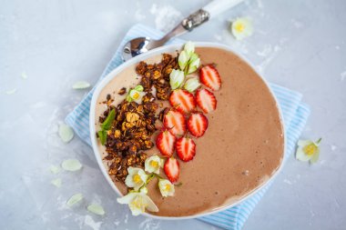 Çikolata güler yüzlü kase çilek ve çikolata granola.