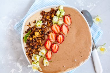 Çikolata güler yüzlü kase çilek ve çikolata granola.