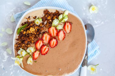 Çikolata güler yüzlü kase çilek ve çikolata granola.