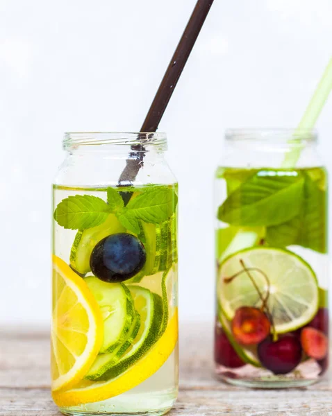 Цитрусовая, вишневая и травяная вода с сасси для детоксикации или диеты — стоковое фото