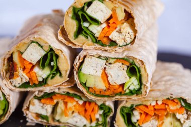 Soya peyniri ve sebze ile sağlıklı vejetaryen tofu tortilla saran