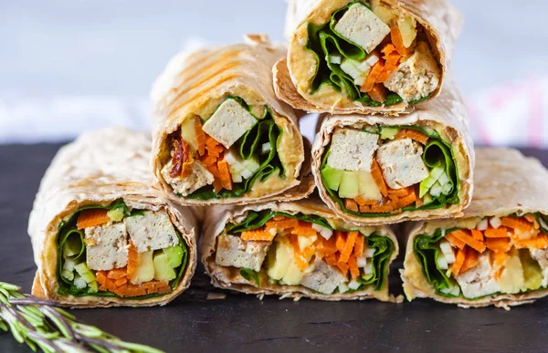 Tortilla di tofu vegan sana avvolge con tofu e verdure — Foto Stock