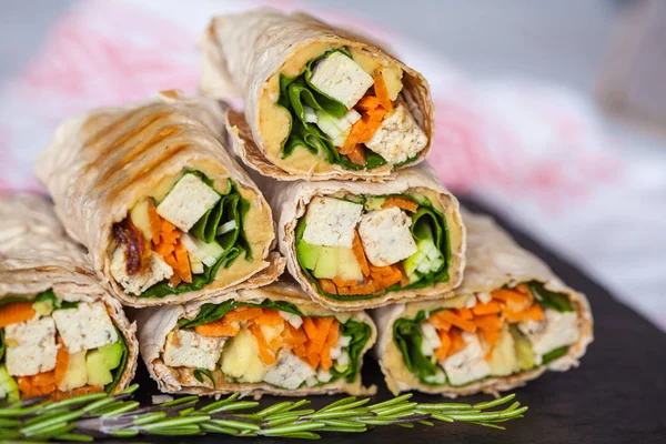 Gesunde vegane Tofu-Tortilla-Wraps mit Tofu und Gemüse — Stockfoto