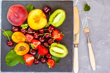 Yaz taze meyve kayrak dilimlenmiş.