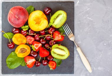 Yaz taze meyve kayrak dilimlenmiş.