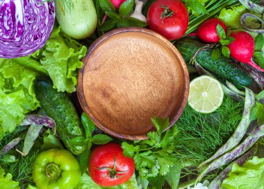  salata ve bir ahşap boş kase için malzemeler