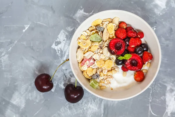 Çilek ve müsli ile Yunan yoğurt.