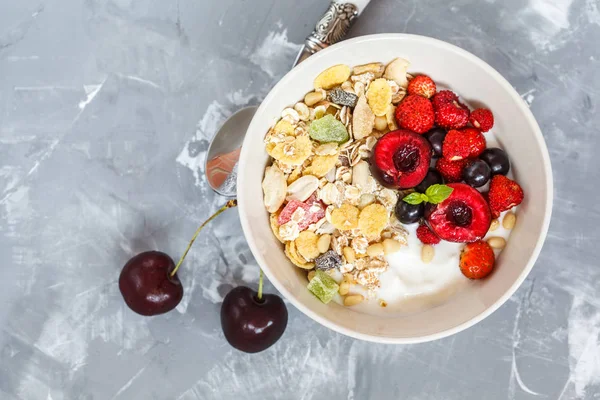 Çilek ve müsli ile Yunan yoğurt.
