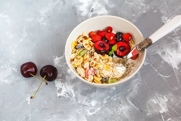 Çilek ve müsli ile Yunan yoğurt.