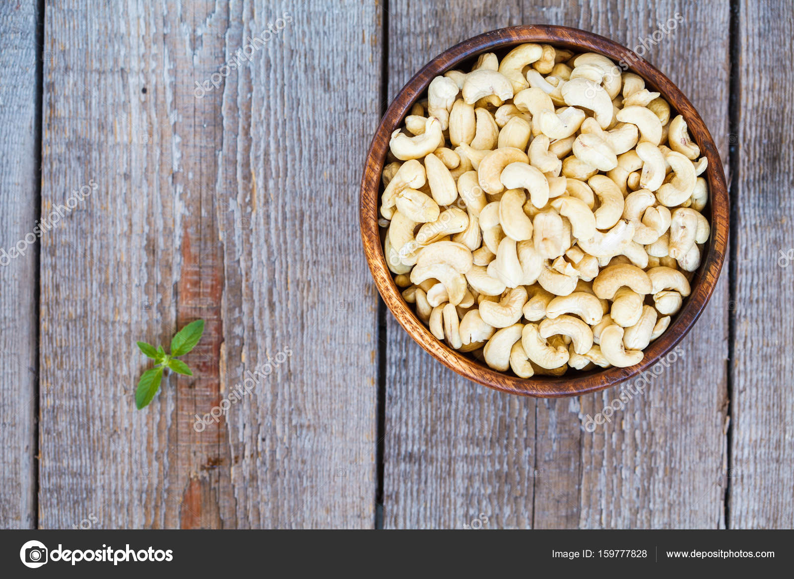 Rohe Cashewnuss In Einer Holzernen Schussel Stockfoto C Vaaseenaa 159777828